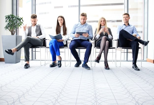 Gente de negocios esperando una entrevista de trabajo