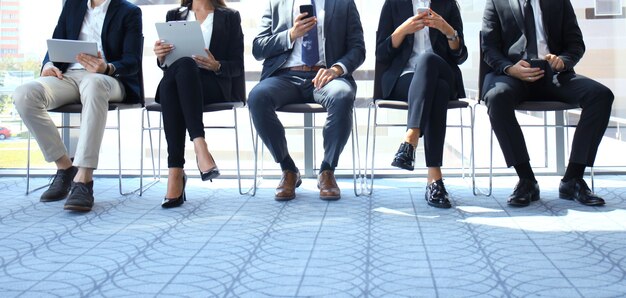 Gente de negocios esperando una entrevista de trabajo