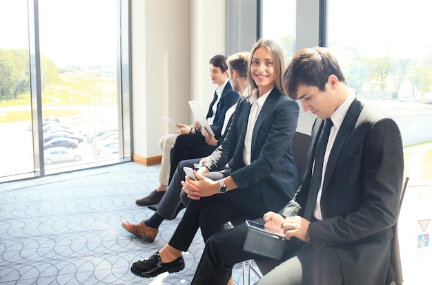 Gente de negocios esperando una entrevista de trabajo