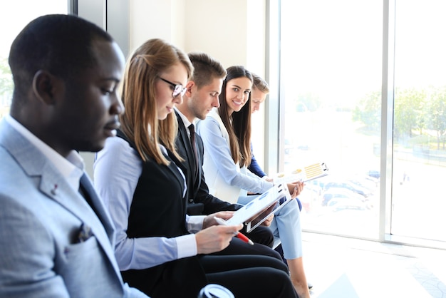 Gente de negocios esperando una entrevista de trabajo