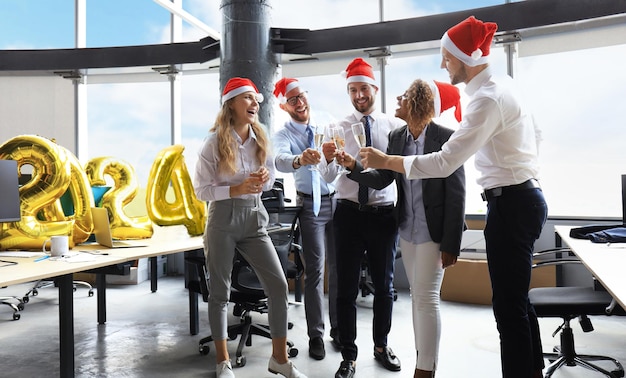 La gente de negocios está celebrando el Feliz Año Nuevo 2024 en una oficina moderna