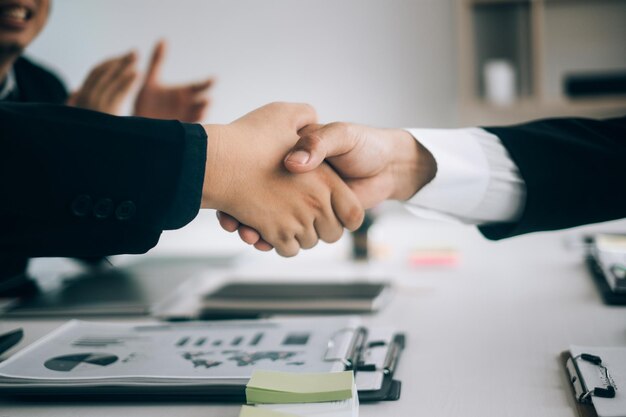 Gente de negocios estrechando la mano en la oficina.