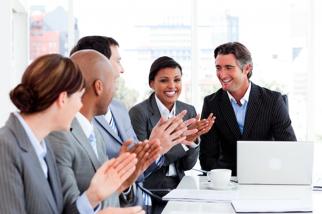 Gente de negocios feliz aplaudiendo en una reunión