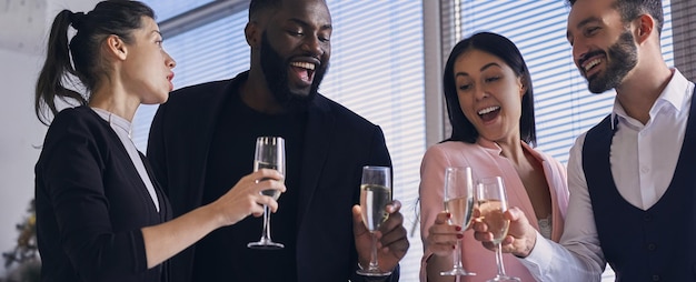 La gente de negocios feliz bebiendo champán