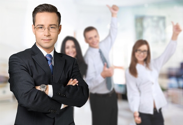 Gente de negocios feliz celebrando el éxito en la empresa