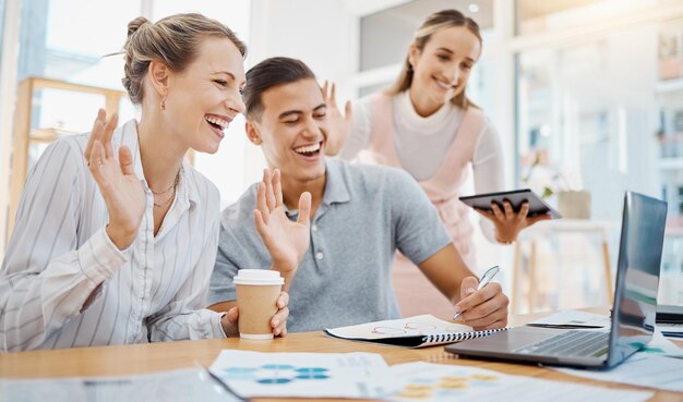 Gente de negocios feliz en una conferencia o videollamada saludando y sonriendo en una reunión en línea en una oficina Empleado corporativo emocionado por la capacitación en línea o el entrenamiento saludando al entrenador o mentor virtual