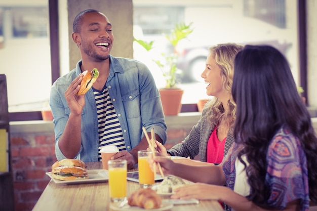 Gente de negocios feliz desayunando