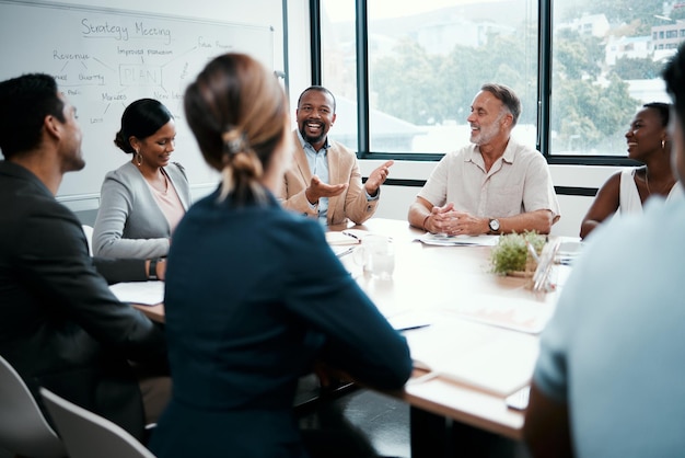 Foto gente de negocios feliz entrenando y reuniéndose en lluvia de ideas estratégicas o planificación en la oficina grupo de empleados en colaboración de discusión en equipo o gestión de proyectos en conferencias en el lugar de trabajo