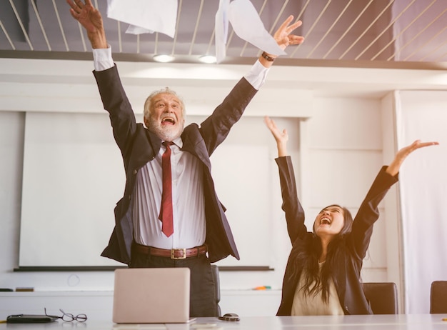 Foto gente de negocios feliz en el escritorio en la oficina