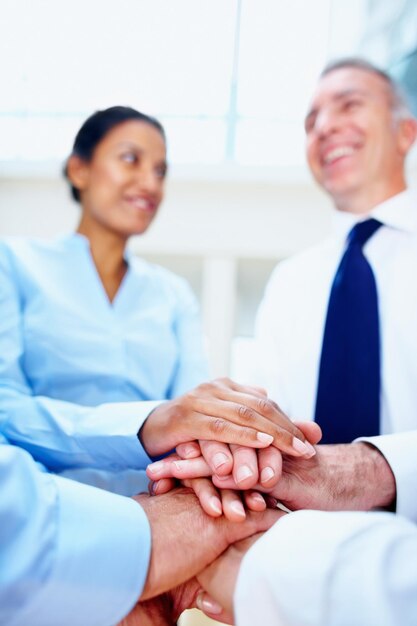 Foto gente de negocios feliz, manos juntas y encontrándose en trabajo en equipo, motivación o colaboración en la oficina, grupo de empleados que se amontonan para la diversidad de la comunidad o apoyo en la confianza o la unidad en el lugar de trabajo.