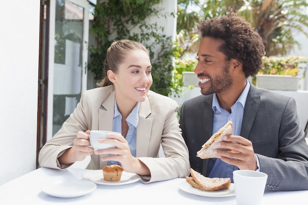 Gente de negocios feliz en su almuerzo