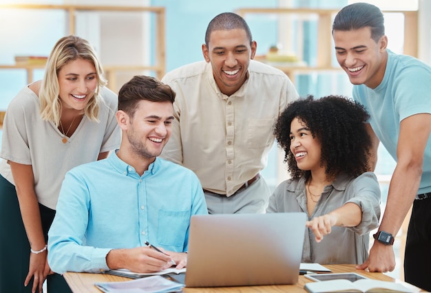 Gente de negocios feliz viendo una computadora portátil en una oficina riéndose y uniéndose durante una llamada de conferencia Equipo diverso discutiendo estrategia mientras miran una presentación en línea juntos compartiendo ideas