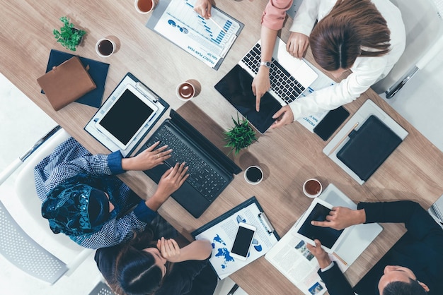 Gente de negocios en grupo Reunión en la sala de oficinas uds