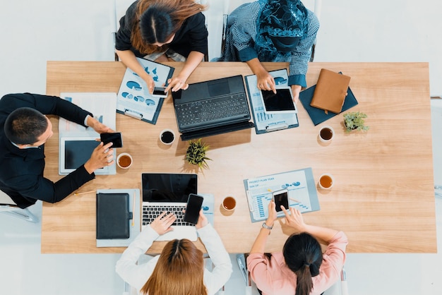 Gente de negocios en grupo Reunión en la sala de oficinas uds