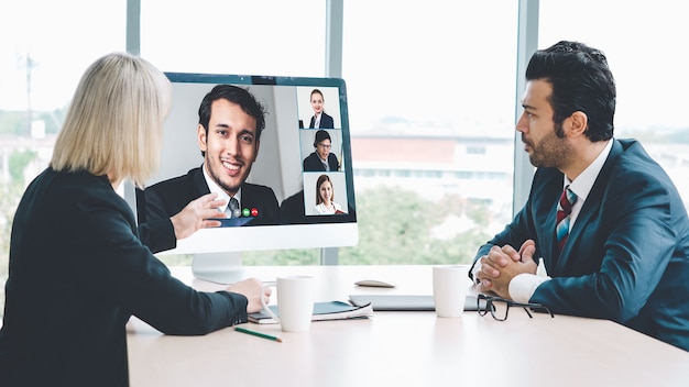 Gente de negocios de grupo de videollamadas reunidas en un lugar de trabajo virtual o una oficina remota