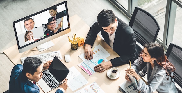 Gente de negocios de grupo de videollamadas reunidas en un lugar de trabajo virtual o una oficina remota