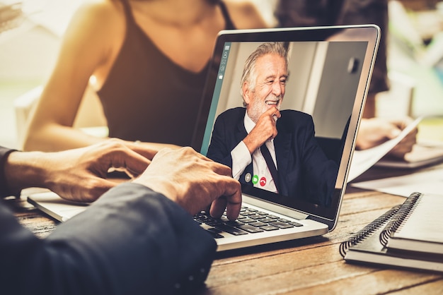 Foto gente de negocios de grupo de videollamadas reunidas en un lugar de trabajo virtual o una oficina remota