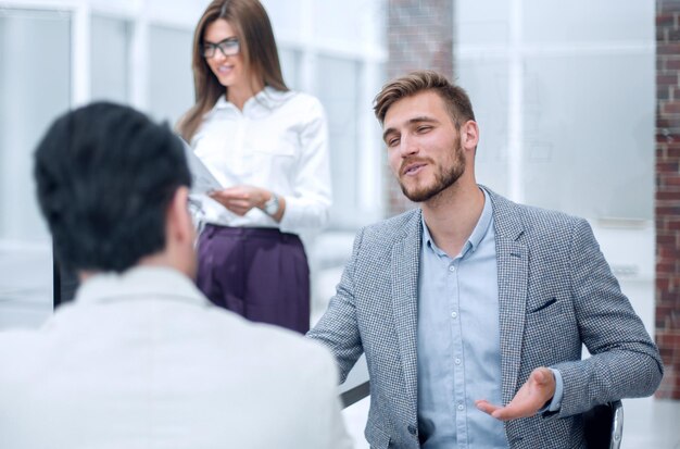 La gente de negocios habla en el concepto de negocio de la oficina del Banco