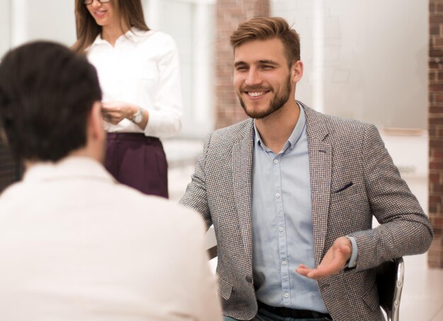 La gente de negocios habla en el concepto de negocio de la oficina del Banco