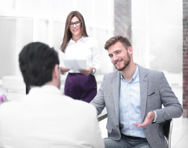 La gente de negocios habla en la oficina del Banco