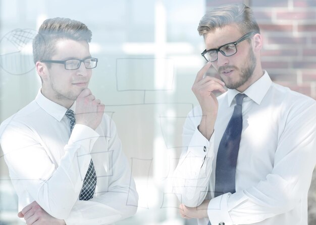 La gente de negocios habla de pie en la oficina