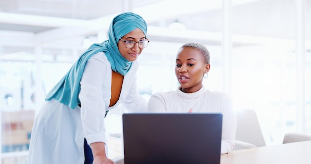 Gente de negocios hablando y computadora de oficina del equipo de marketing con comunicación y colaboración Trabajo en equipo de portátiles y escritura en línea del grupo de empleadas de diversidad con conversación estratégica