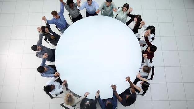 Foto gente de negocios hablando en la oficina sentada en una mesa redonda