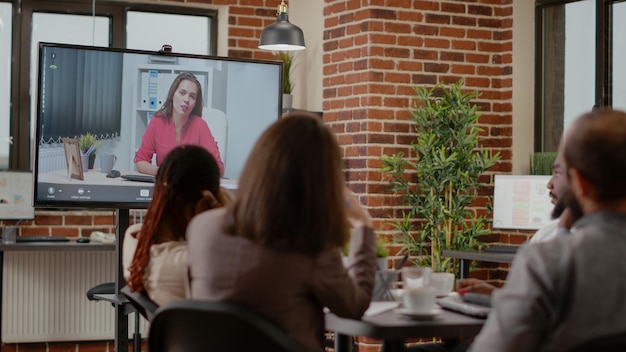 Foto gente de negocios hablando en videoconferencia