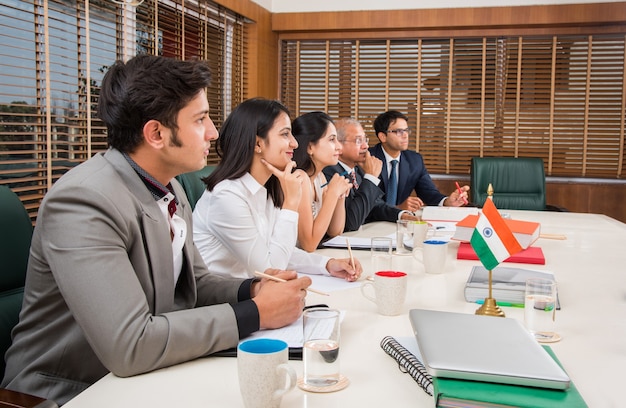 Gente de negocios de la India asiática o cultura corporativa y trabajando en el concepto de oficina con ordenador portátil, documentos, reuniones, presentaciones y debates