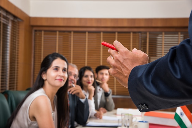 Gente de negocios de la India asiática o cultura corporativa y trabajando en el concepto de oficina con ordenador portátil, documentos, reuniones, presentaciones y debates