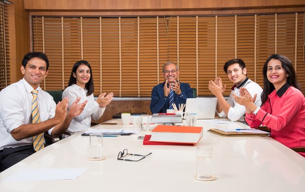 Foto gente de negocios de la india asiática o cultura corporativa y trabajando en el concepto de oficina con ordenador portátil, documentos, reuniones, presentaciones y debates