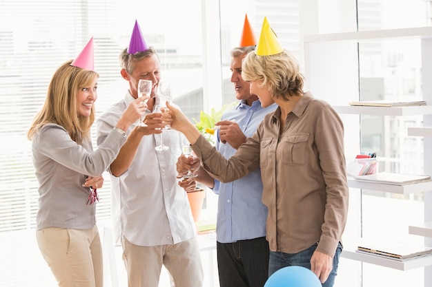 Gente de negocios informal brindando y celebrando cumpleaños