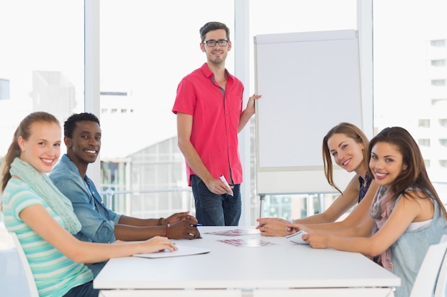 Gente de negocios informal en la oficina en la presentación