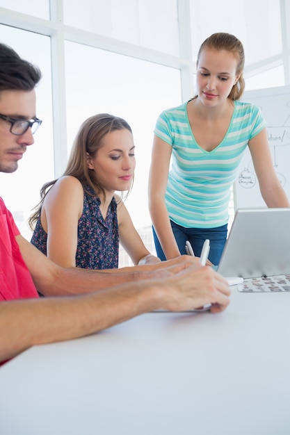 Gente de negocios informal en la oficina en la presentación