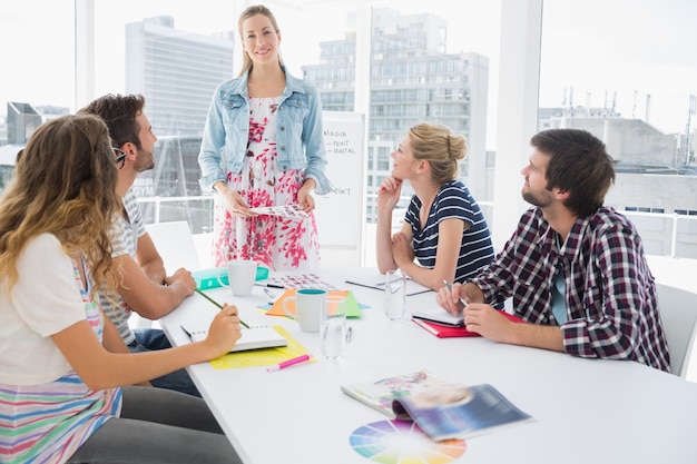 Gente de negocios informal en la oficina en la presentación