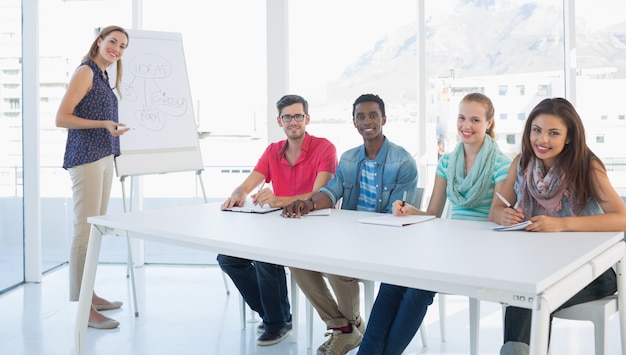 Gente de negocios informal en la oficina en la presentación