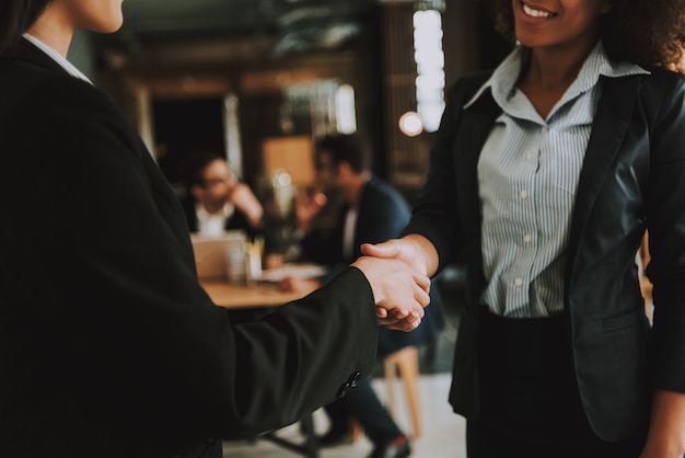 Gente de negocios interracial en reunión en la oficina.