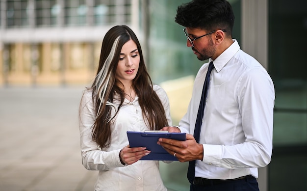 Gente de negocios leyendo un documento juntos