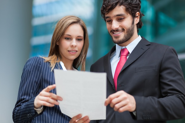 Gente de negocios leyendo un documento