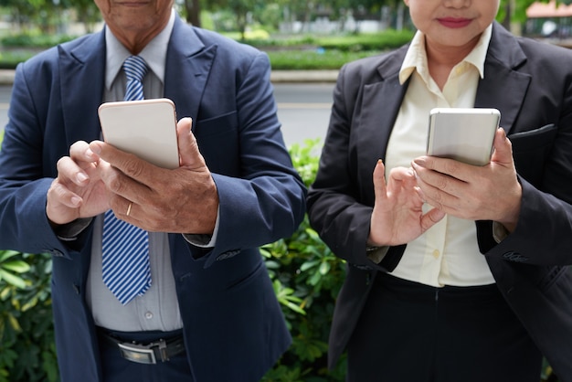 Gente de negocios leyendo notificaciones