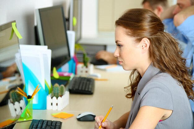Gente de negocios en el lugar de trabajo