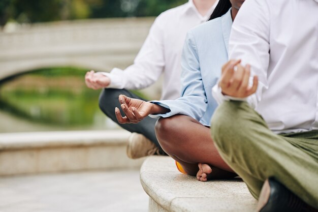 Gente de negocios, meditar