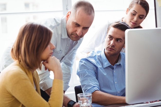 Gente de negocios mirando compañero de trabajo reflexivo