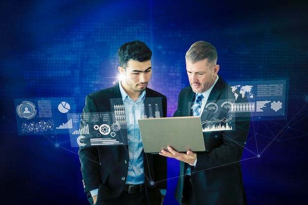 Gente de negocios mirando pantallas virtuales y una computadora portátil