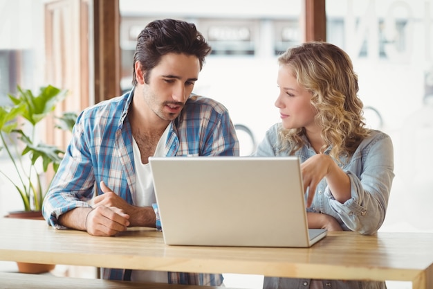 Gente de negocios mirando portátil mientras está sentado en la oficina