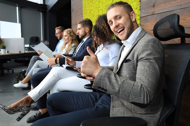 Gente de negocios moderna esperando una entrevista de trabajo.