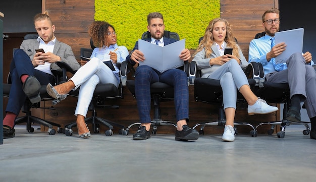 Gente de negocios moderna esperando una entrevista de trabajo