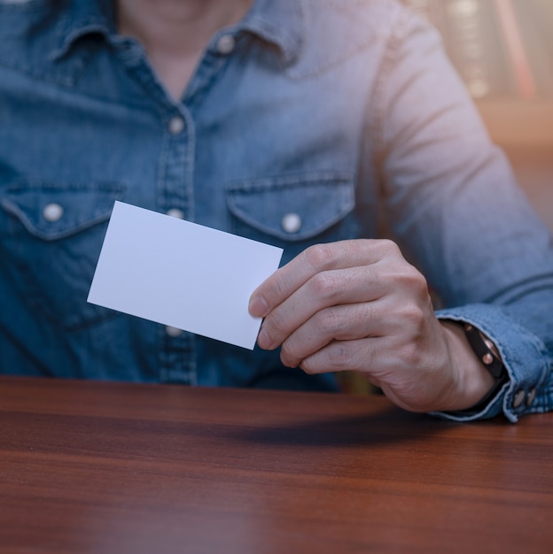 Gente de negocios mostrando tarjetas en blanco para nuevas conexiones