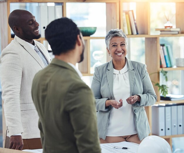 Gente de negocios, mujer mayor y reunión con hombres, sonríe y felicidad por un acuerdo en la negociación Hombre de negocios y gerente negro en un divertido trabajo en equipo de chat y amigos por la diversidad en el lugar de trabajo