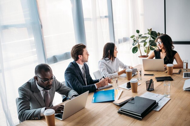 Gente de negocios multicultural con reunión de negocios en la oficina